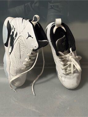 Nike Jordan White and Black Retro Basketball Sneakers 2Y